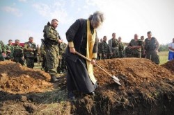 Под Донецком нашли новые братские могилы Под Донецком нашли новые братские могилы